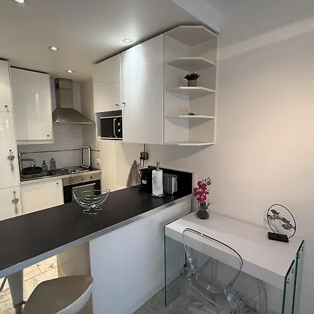 In Near The Martinez - 2351