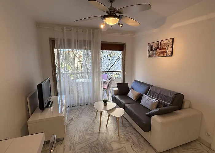 In Near The Martinez - 2351