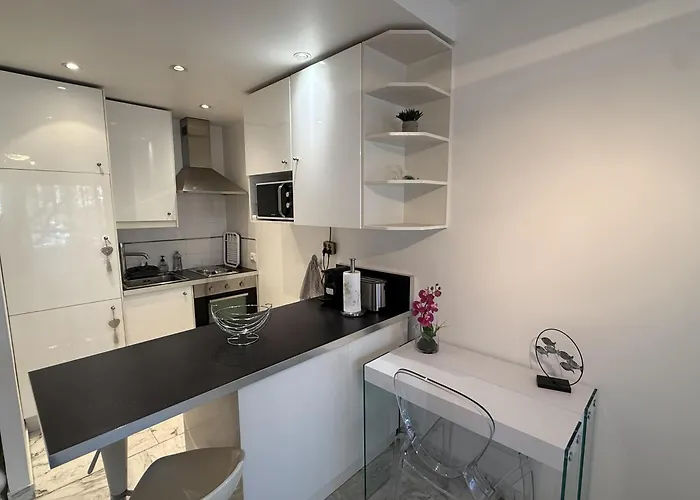 In Near The Martinez - 2351