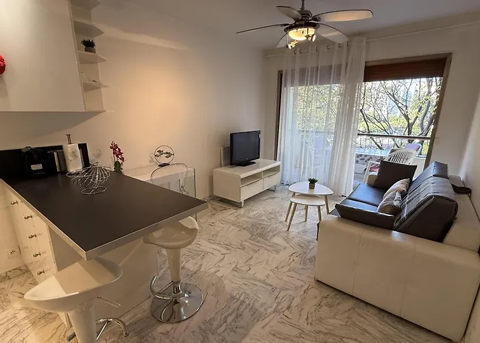 In Near The Martinez - 2351